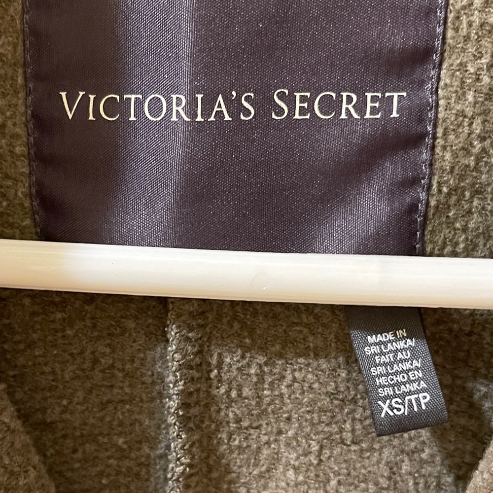 Victoria's Secret Textured Greenish/Gray Outerwear pullover top.